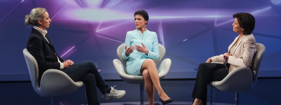 Ein Lkw steht an der kanadisch-amerikanischen Grenze