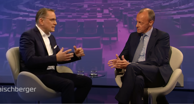 Ein Lkw steht an der kanadisch-amerikanischen Grenze